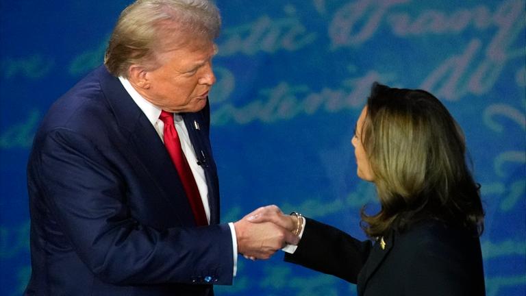 Archiv:  Der republikanische Präsidentschaftskandidat und ehemalige US-Präsident Donald Trump gibt der demokratischen Vizepräsidentschaftskandidatin Kamala Harris während einer ABC News Präsidentschaftsdebatte im National Constitution Center die Hand. 