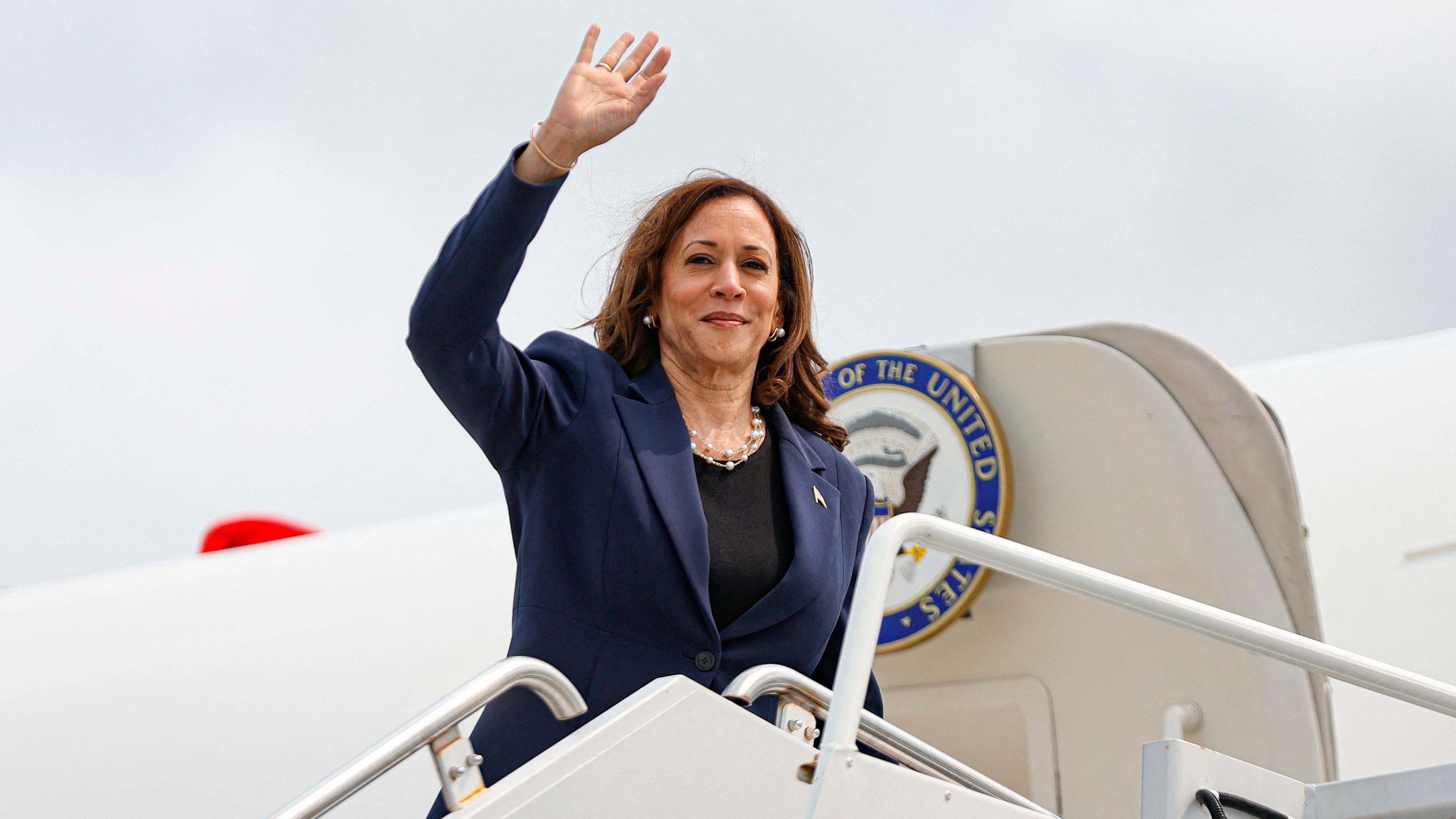 US-Vizepräsidentin Kamala Harris winkt bei ihrer Abreise am Milwaukee Mitchell International Airport in Wisconsin