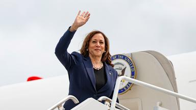 US-Vizepräsidentin Kamala Harris winkt bei ihrer Abreise am Milwaukee Mitchell International Airport in Wisconsin