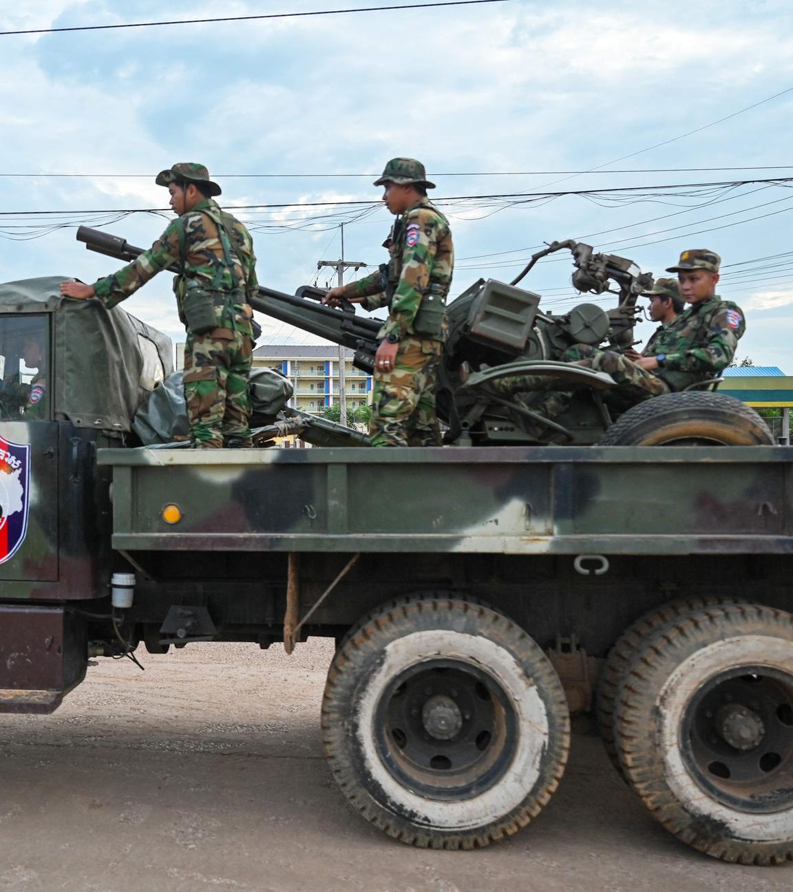 Kambodschanische Soldaten stehen auf einem Militärfahrzeug in der an Thailand grenzenden Provinz Oddar Meanchey.