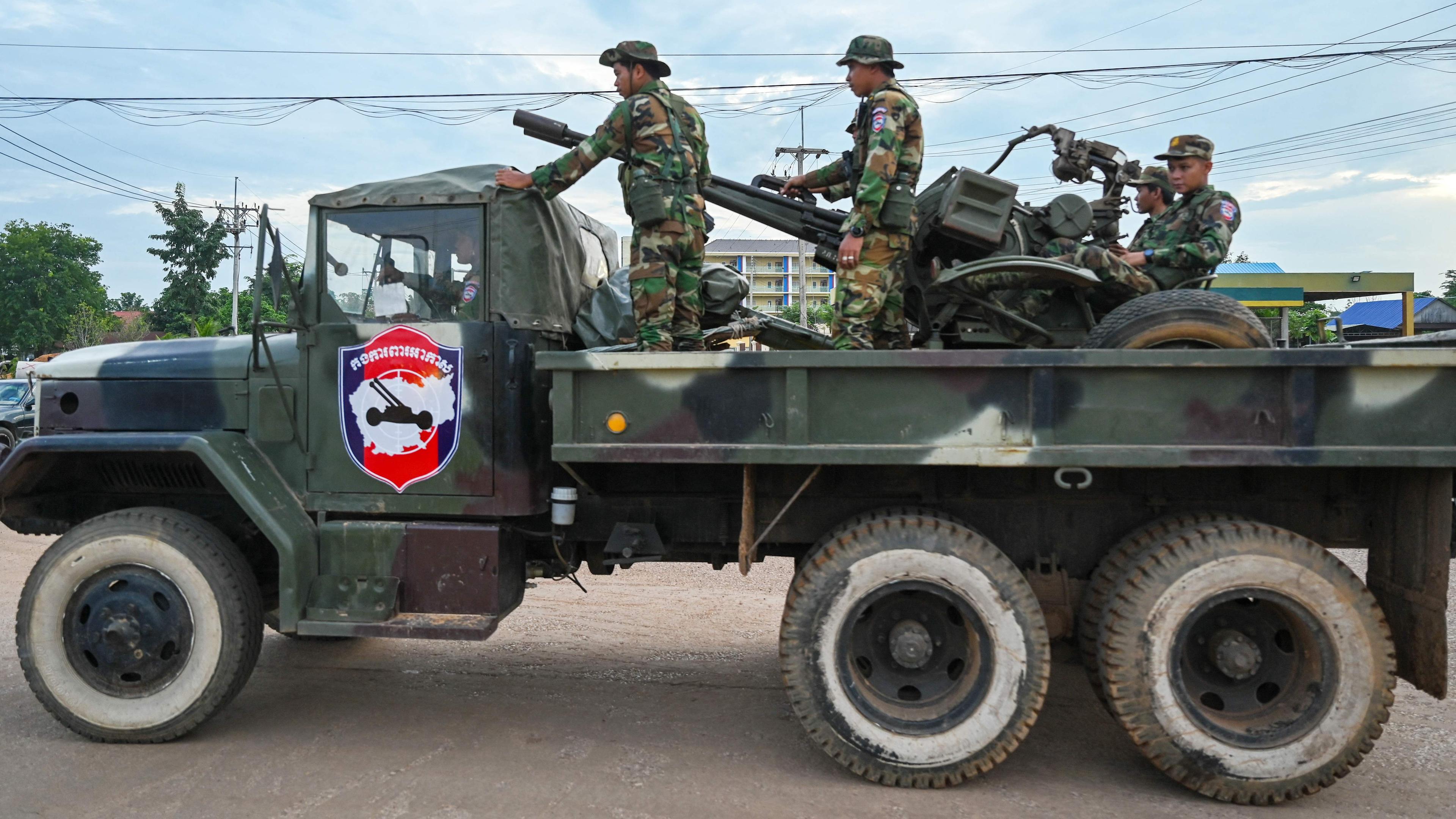 Kambodschanische Soldaten stehen auf einem Militärfahrzeug in der an Thailand grenzenden Provinz Oddar Meanchey.