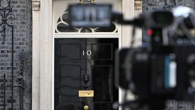 Eine Fernsehkamera ist am 22.06.2026, auf die Tür der Downing Street Nr. 10 in London gerichtet, während die Erwartungen steigen, dass der britische Premierminister Keir Starmer bald seinen Rücktritt bekannt geben wird. 