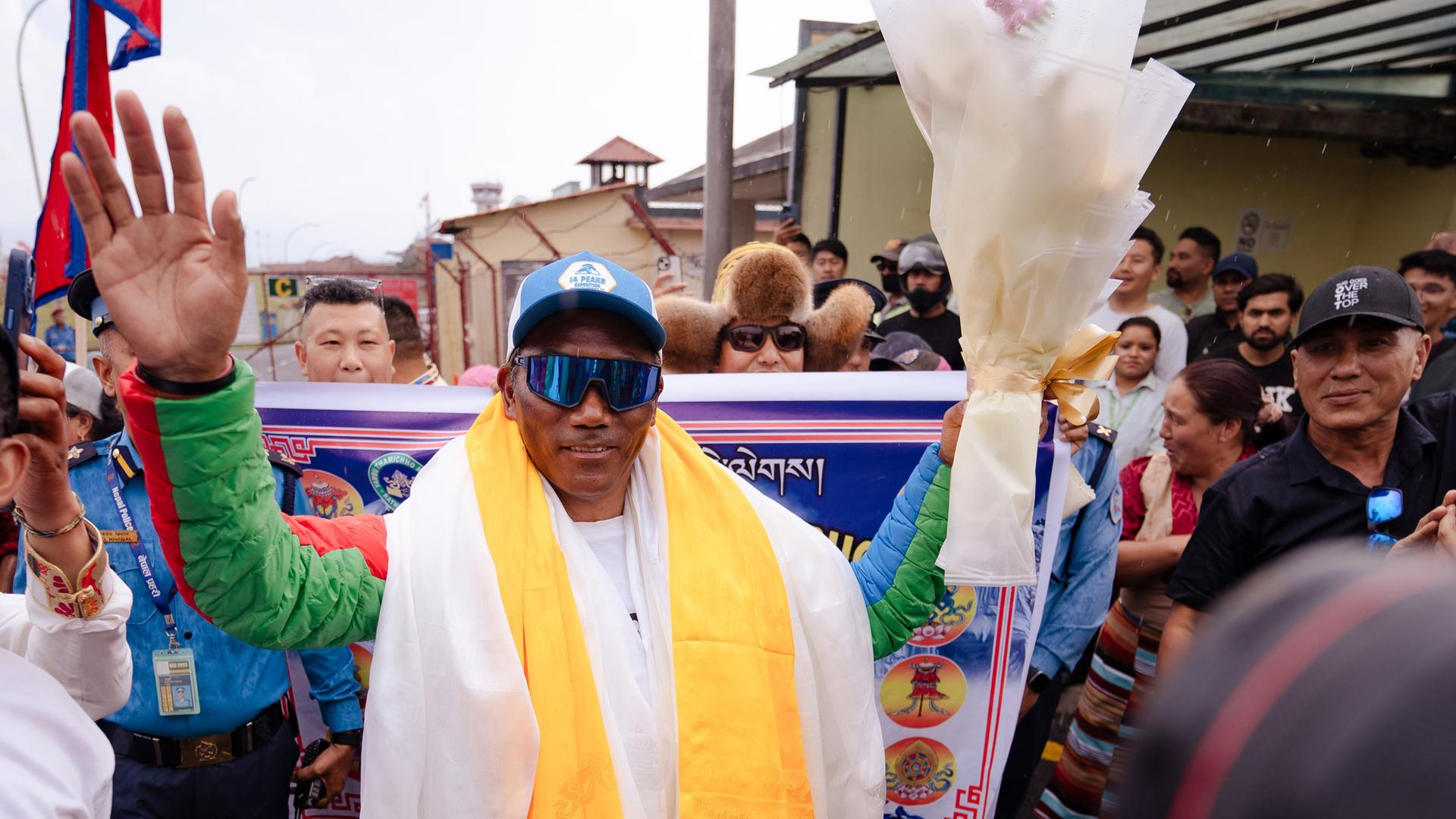 Sherpa Kami Rita winkt bei seiner Ankunft, nachdem er den Mount Everest bestiegen hat, aufgenommen am24.05.2024 in Kathmandu (Nepal)