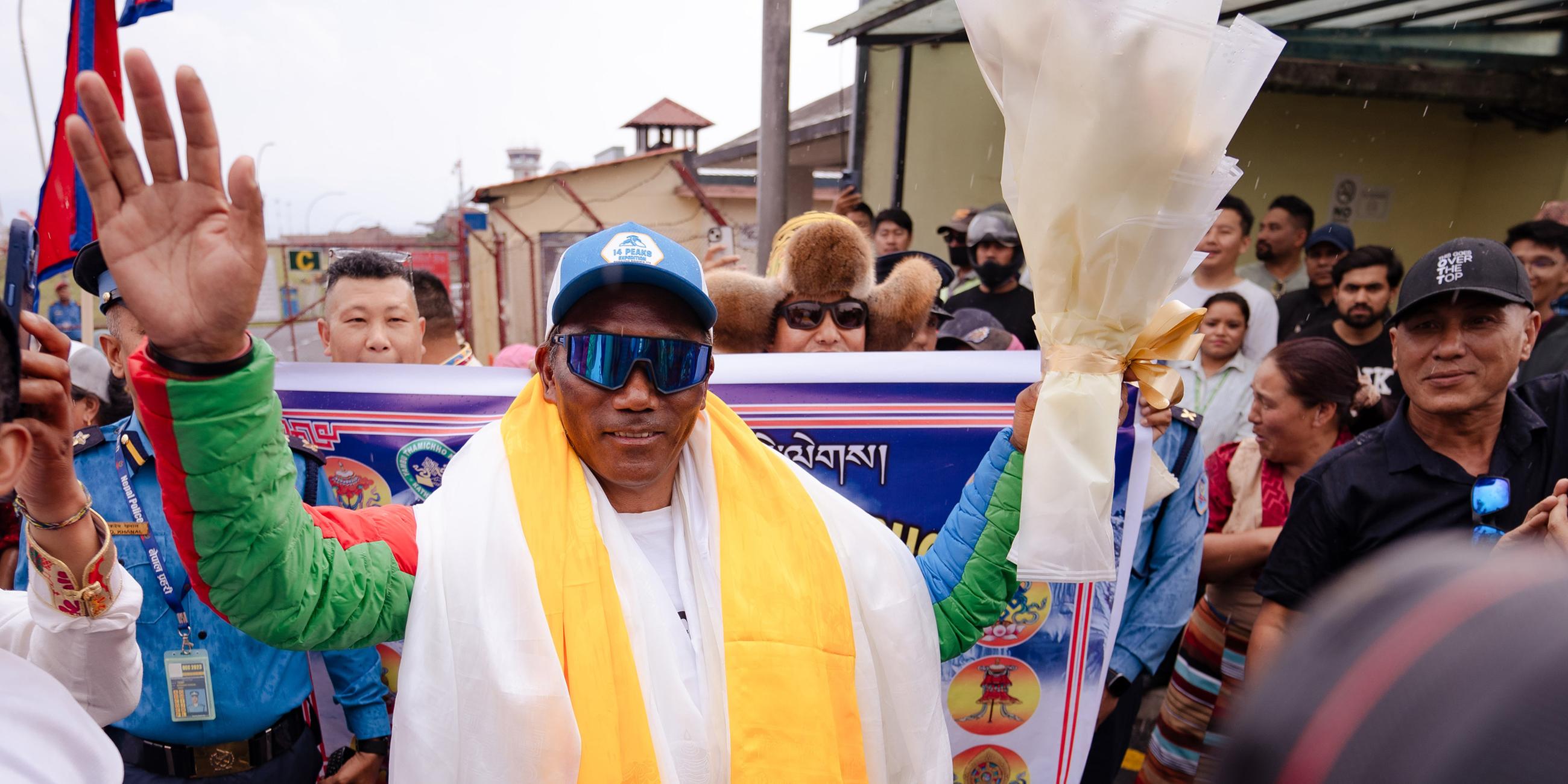 Sherpa Kami Rita winkt bei seiner Ankunft, nachdem er den Mount Everest bestiegen hat, aufgenommen am24.05.2024 in Kathmandu (Nepal)