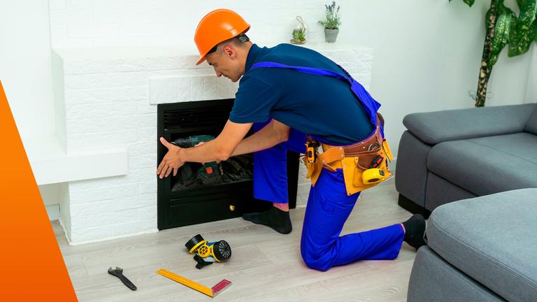 Mann checkt einen Kamin im Wohnzimmer