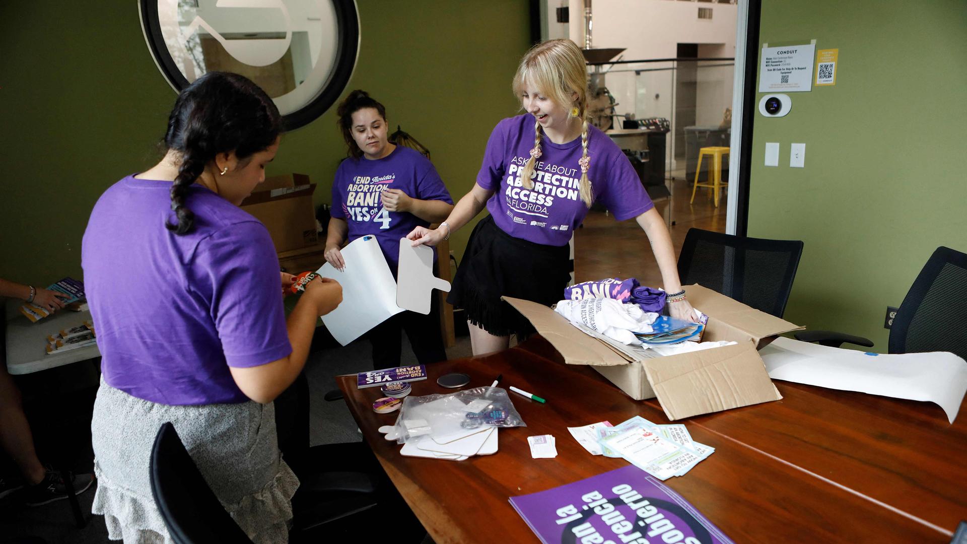 Materialien zur Kampagne der Abschaffung des strengen Abtreibungsverbots werden von Frauen sortiert