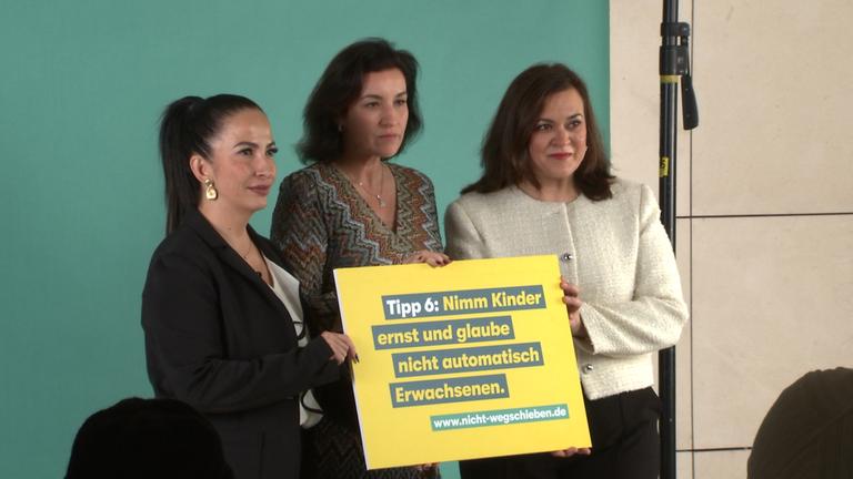 Dorothee Bär und weitere Bundestagsabgeordnete bei der Vorstellung der neuen Kampagne gegen sexuelle Gewalt