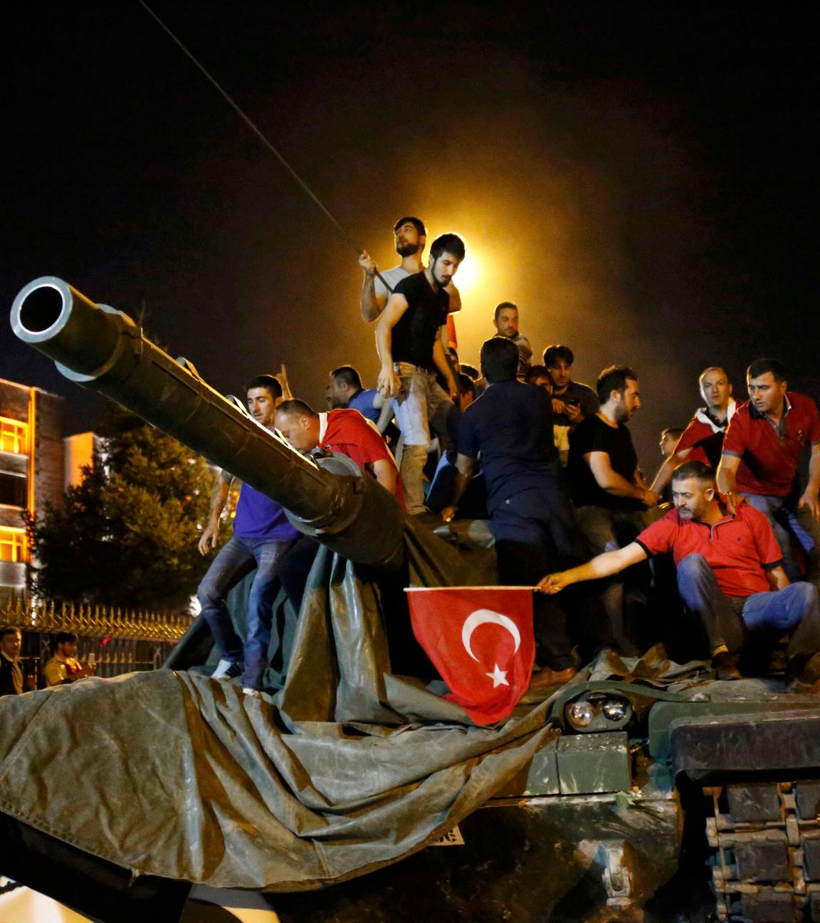 Menschen stehen auf einem türkischen Armee-Panzer in Ankara. Türkei, 16. Juli 2016.