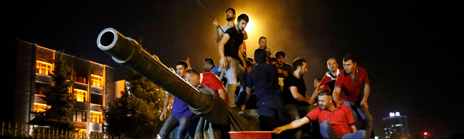Menschen stehen auf einem türkischen Armee-Panzer in Ankara. Türkei, 16. Juli 2016.