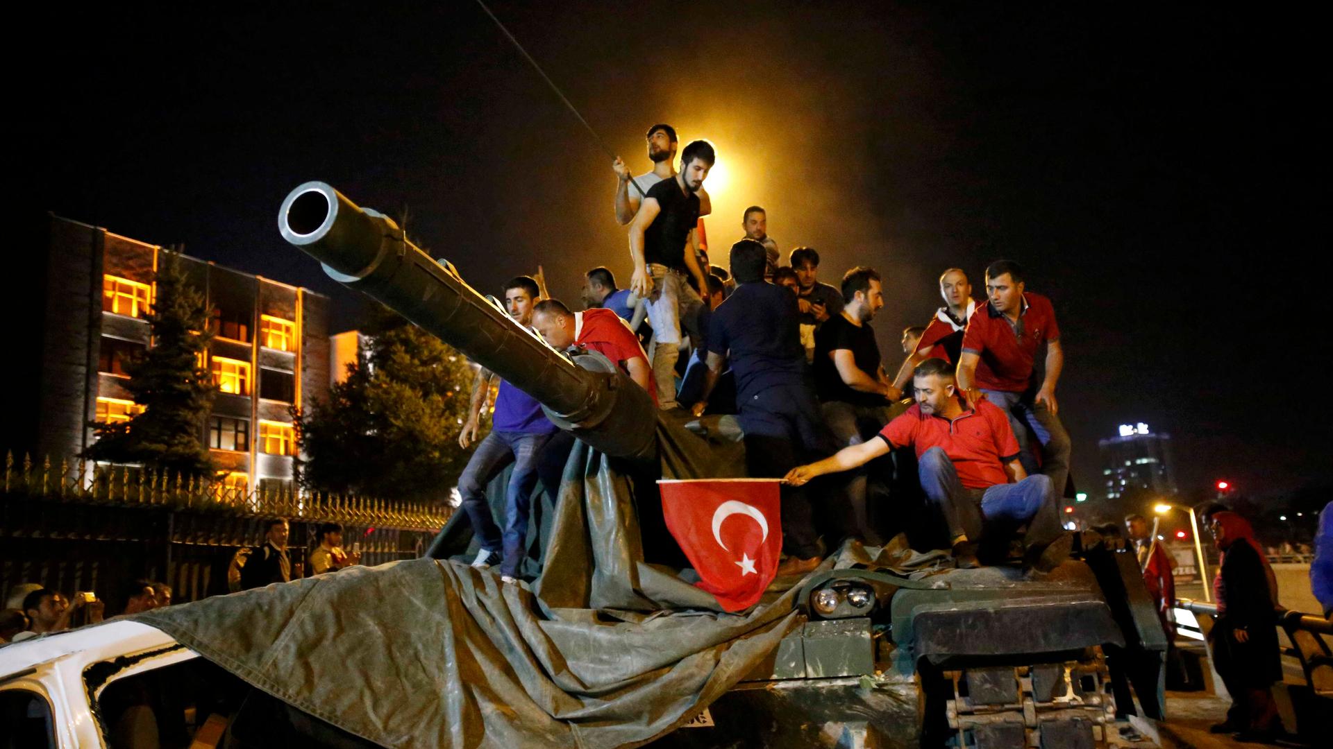 Menschen stehen auf einem türkischen Armee-Panzer in Ankara. Türkei, 16. Juli 2016.