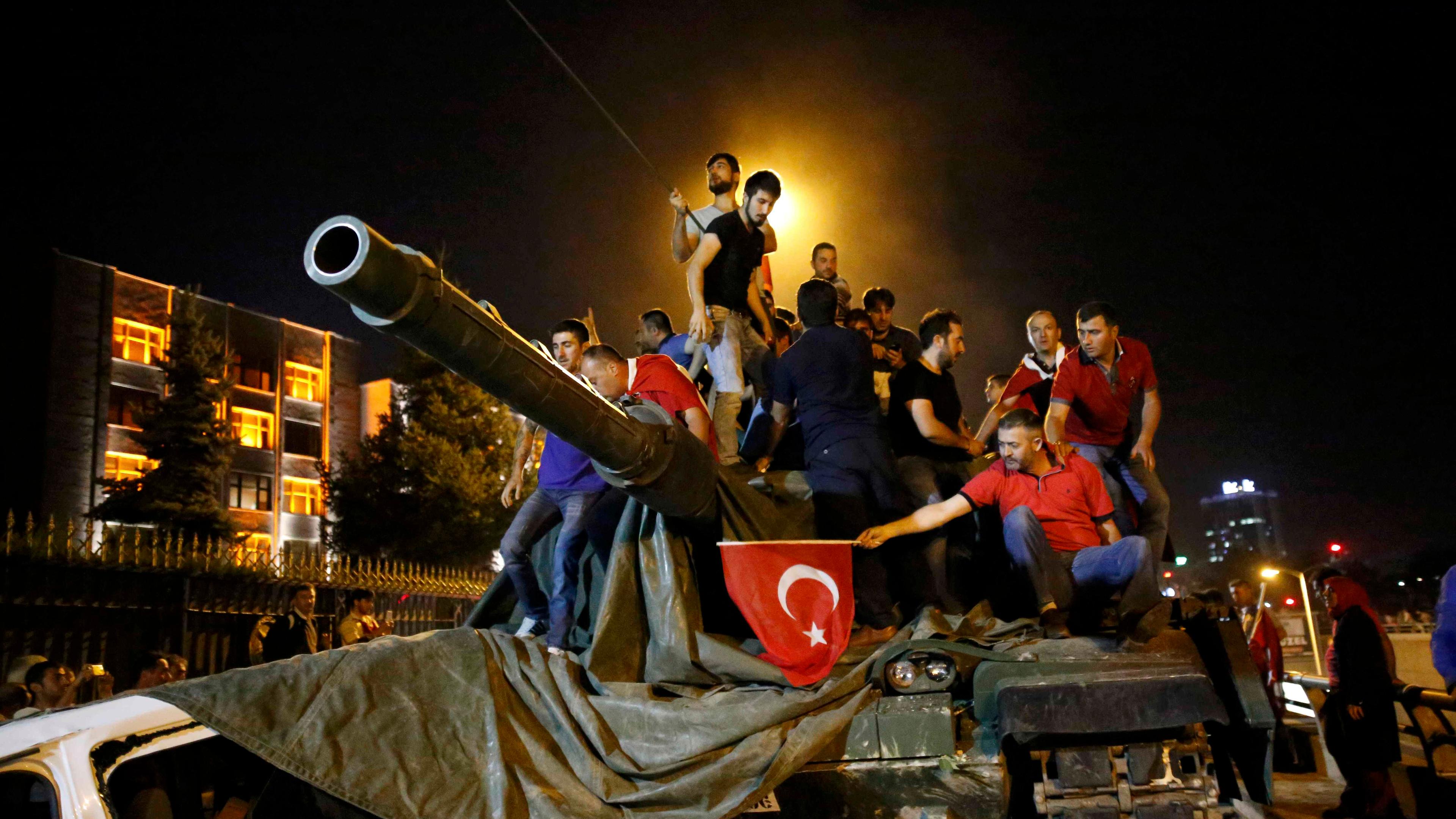 Menschen stehen auf einem türkischen Armee-Panzer in Ankara. Türkei, 16. Juli 2016.