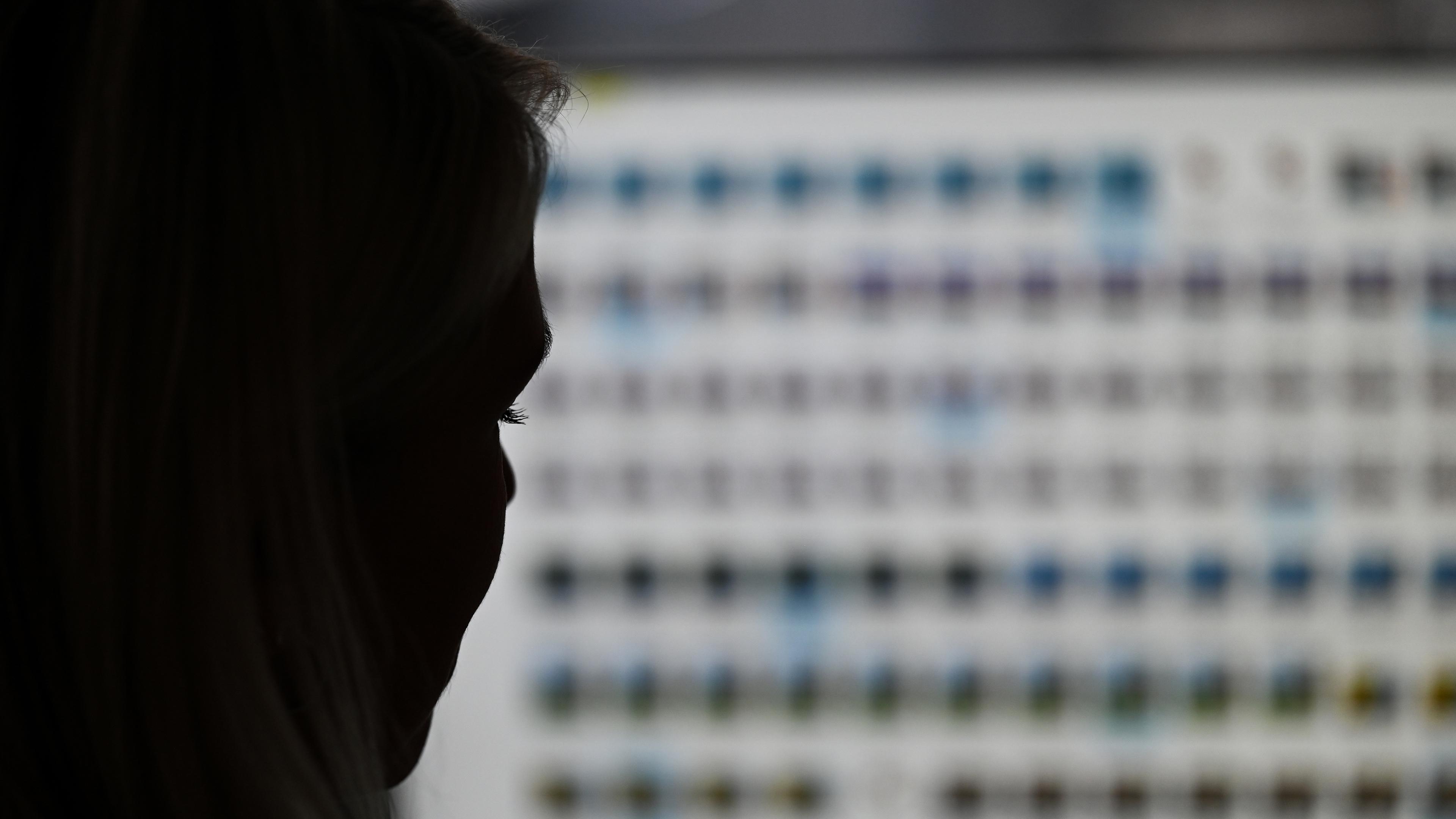 Symbolbild:  Eine Ermittlerin der Besonderen Aufbauorganisation BAO Fokus (Fallübergreifende Organisationsstruktur gegen Kinderpornografie und sexuellen Missbrauch von Kindern) sitzt im Landeskriminalamt Hessen vor einem Monitor mit Fotodateien. 