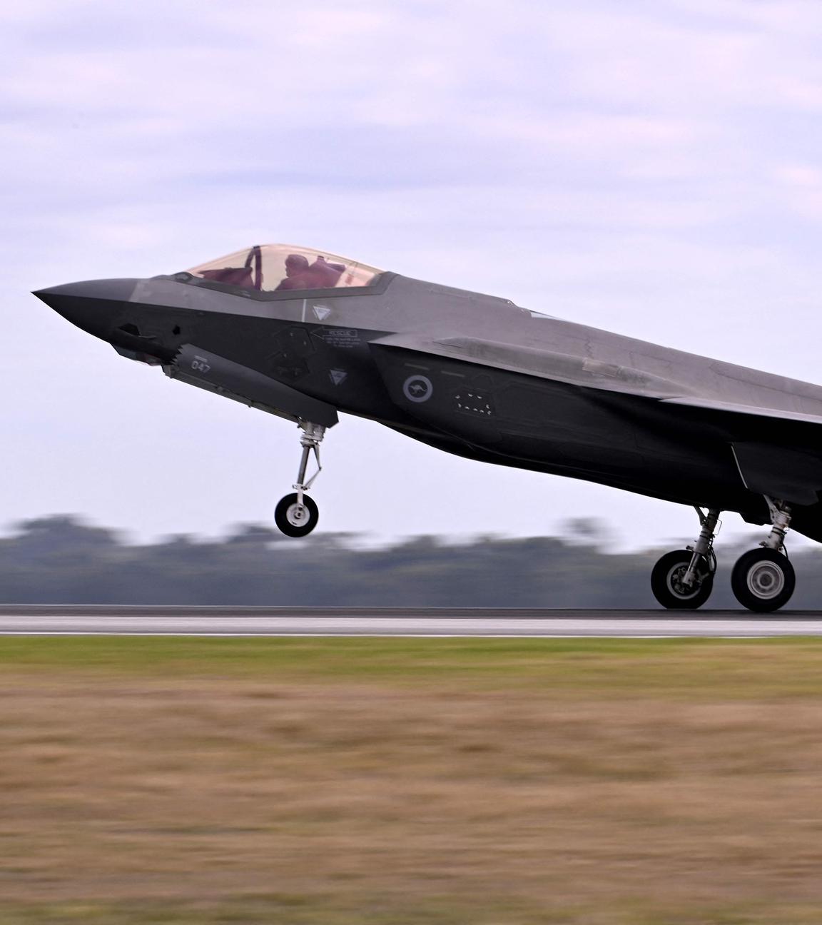 Ein Kampfflugzeug vom Typ F35A der australischen Luftwaffe landet in Avalon. 