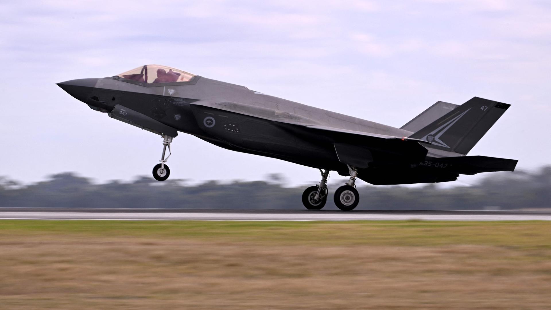 Ein Kampfflugzeug vom Typ F35A der australischen Luftwaffe landet in Avalon. 