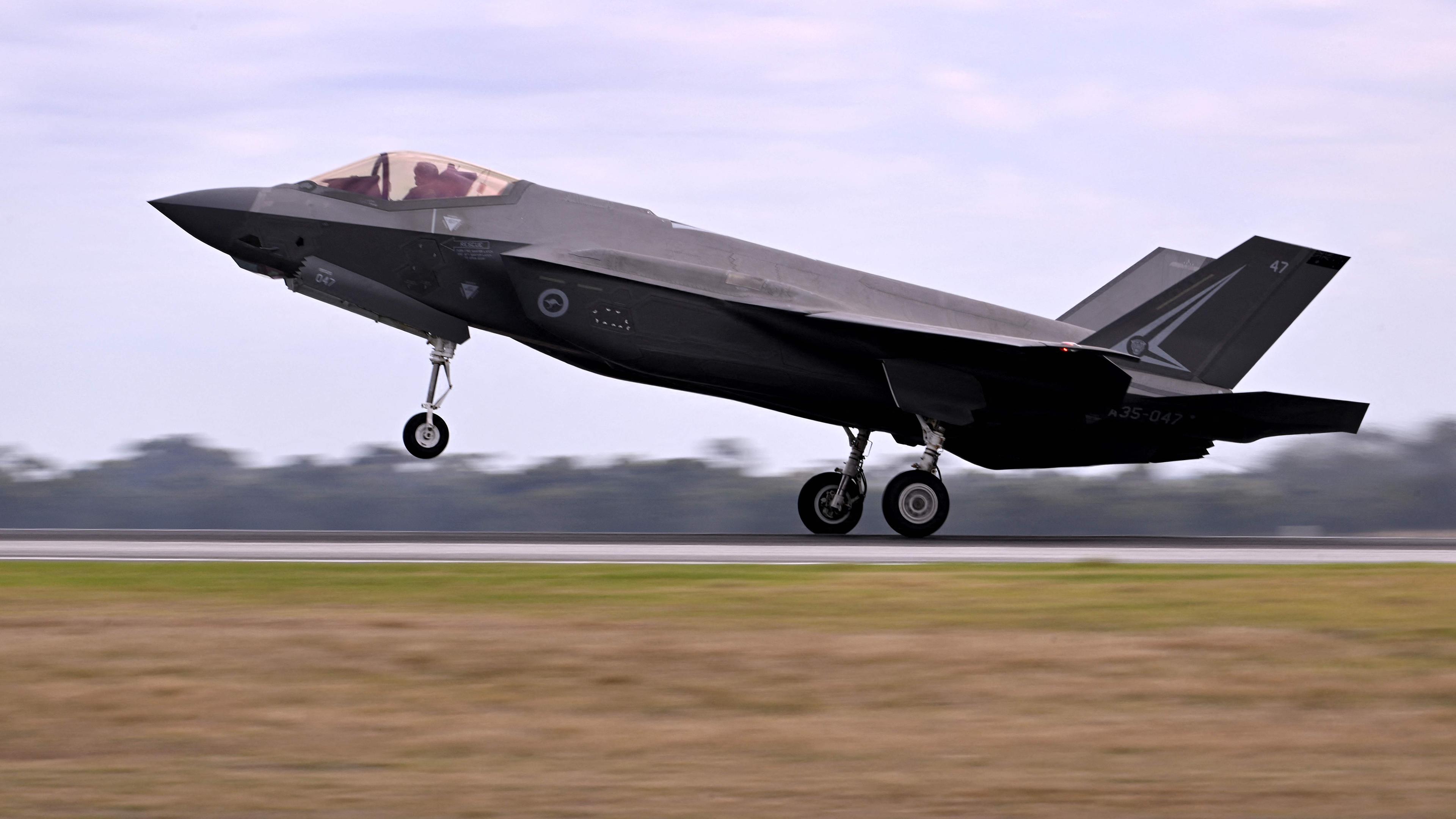 Ein Kampfflugzeug vom Typ F35A der australischen Luftwaffe landet in Avalon. 
