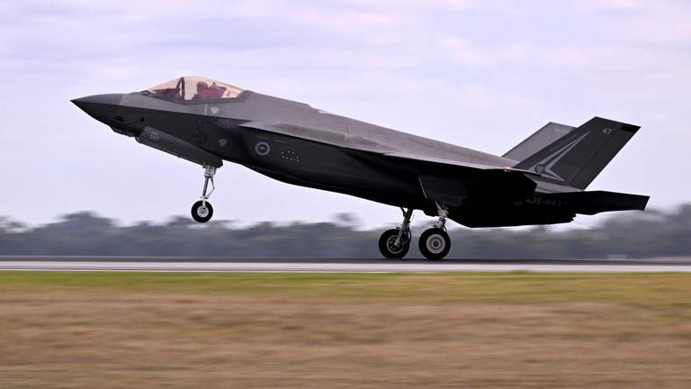 Ein Kampfflugzeug vom Typ F35A der australischen Luftwaffe landet in Avalon. 