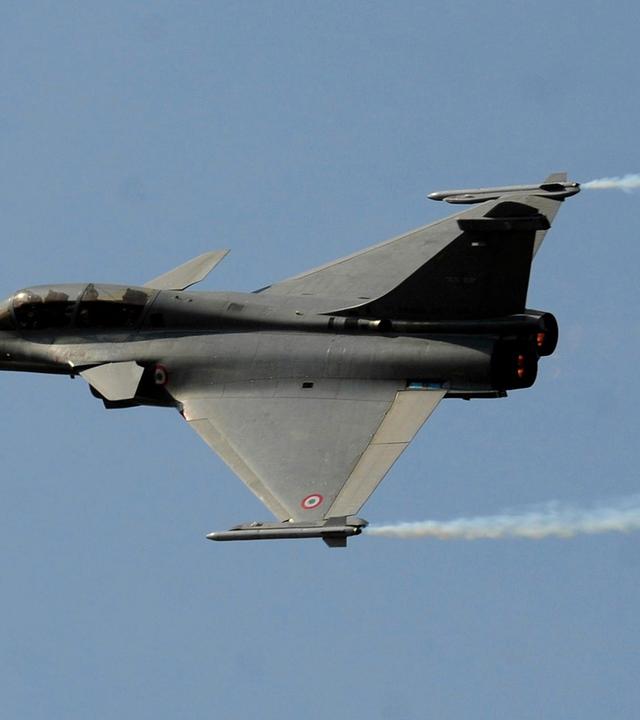 Ein französischer Kampfjet fliegt im Himmel.