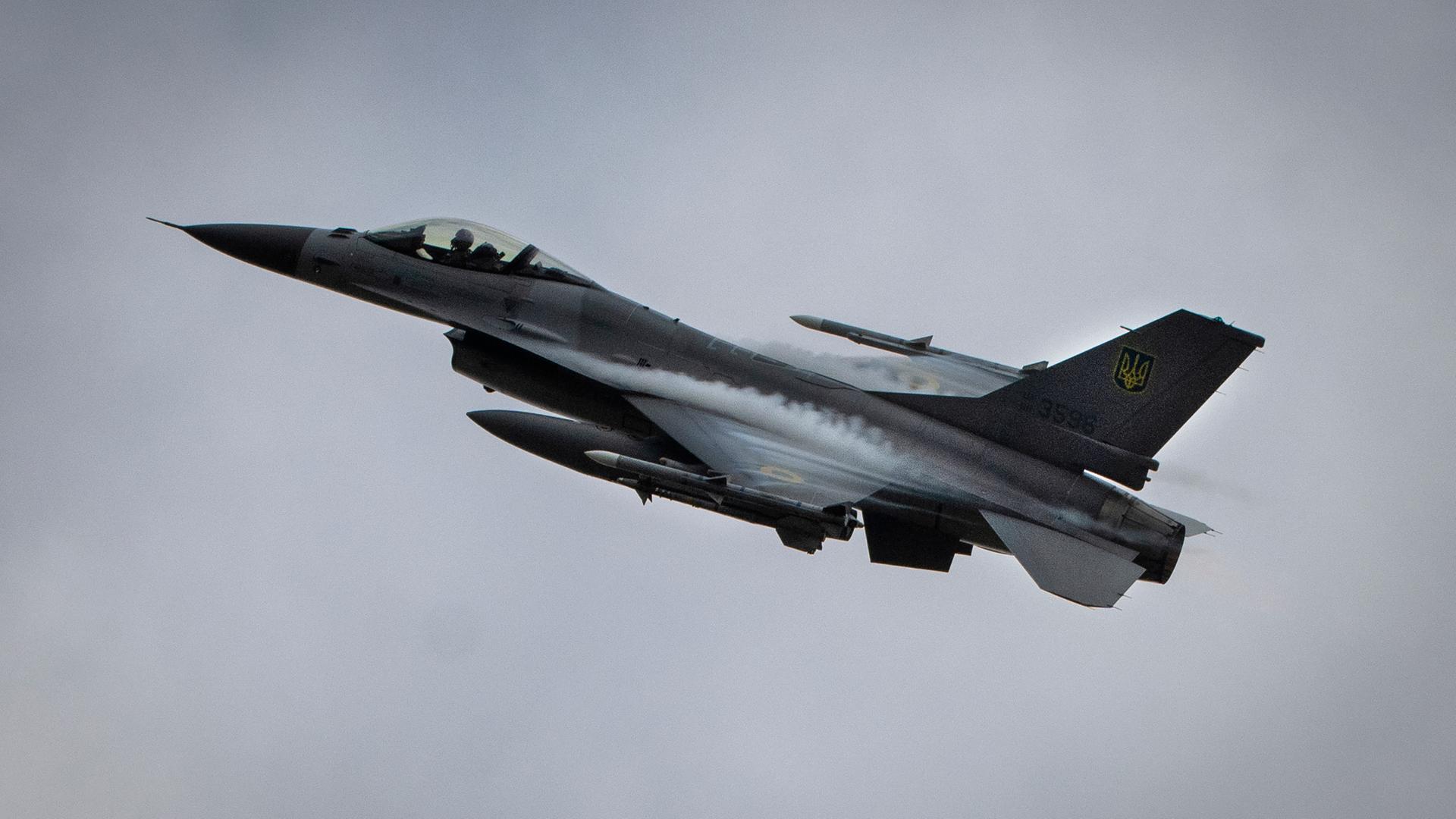Ein F-16-Kampfjet der ukrainischen Luftwaffe im Flug.