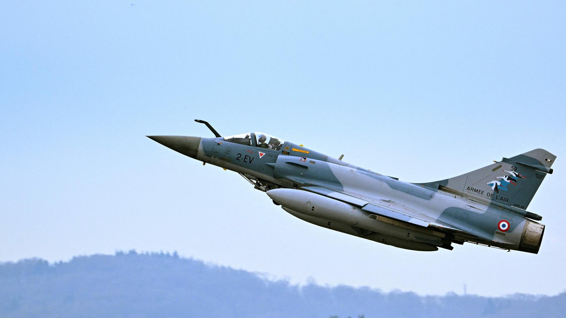 Ein Mirage 2000-5F-Kampfjet beim Start in Frankreich. 