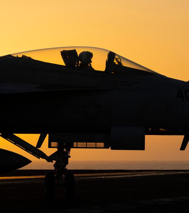 Ein Kampfjet manövriert auf dem Deck des Flugzeugträgers USS Dwight D. Eisenhower im Roten Meer