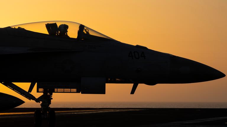 Ein Kampfjet manövriert auf dem Deck des Flugzeugträgers USS Dwight D. Eisenhower im Roten Meer