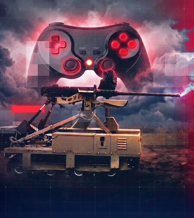 Digital bearbeitete Illustration eines bewaffneten Bodenroboters mit montiertem Gewehr in einer düsteren, rauchigen Landschaft. Über dem Roboter schwebt ein großer Videospiel-Controller mit rot leuchtenden Tasten. Ein digitales Raster-Overlay und rote Lichteffekte verstärken den Eindruck von Fernsteuerung, Technologie und der Verbindung zwischen Gaming und militärischen Drohnensystemen.