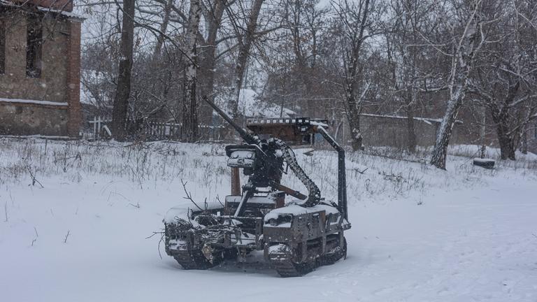 Ein ausgebranntes bodengestütztes Robotersystem in Kostiantynivka, Ukraine, am 28.12.2025. 