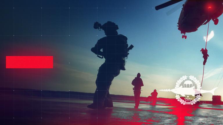 Mehrere Kampfschwimmer der Bundeswehr, die dem Kommando Spezialkräfte der Marine (KSM) angehören, bei einer Einsatz-Übung in der Ostsee, im Hintergrund ein Bundeswehr-Hubschrauber