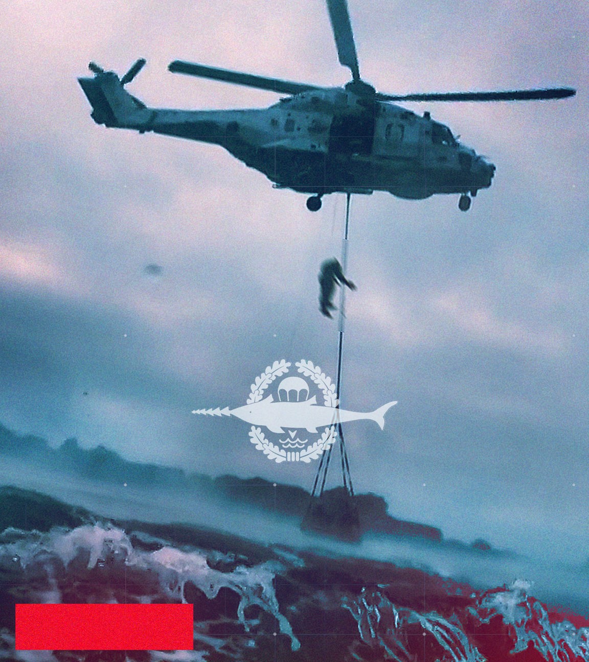 Ein am Seil hängender Kampfschwimmer der Bundeswehr, der dem Kommando Spezialkräfte der Marine (KSM) angehört, wird bei einer Einsatz-Übung in der Ostsee in einen Bundeswehr-Hubschrauber hochgezogen