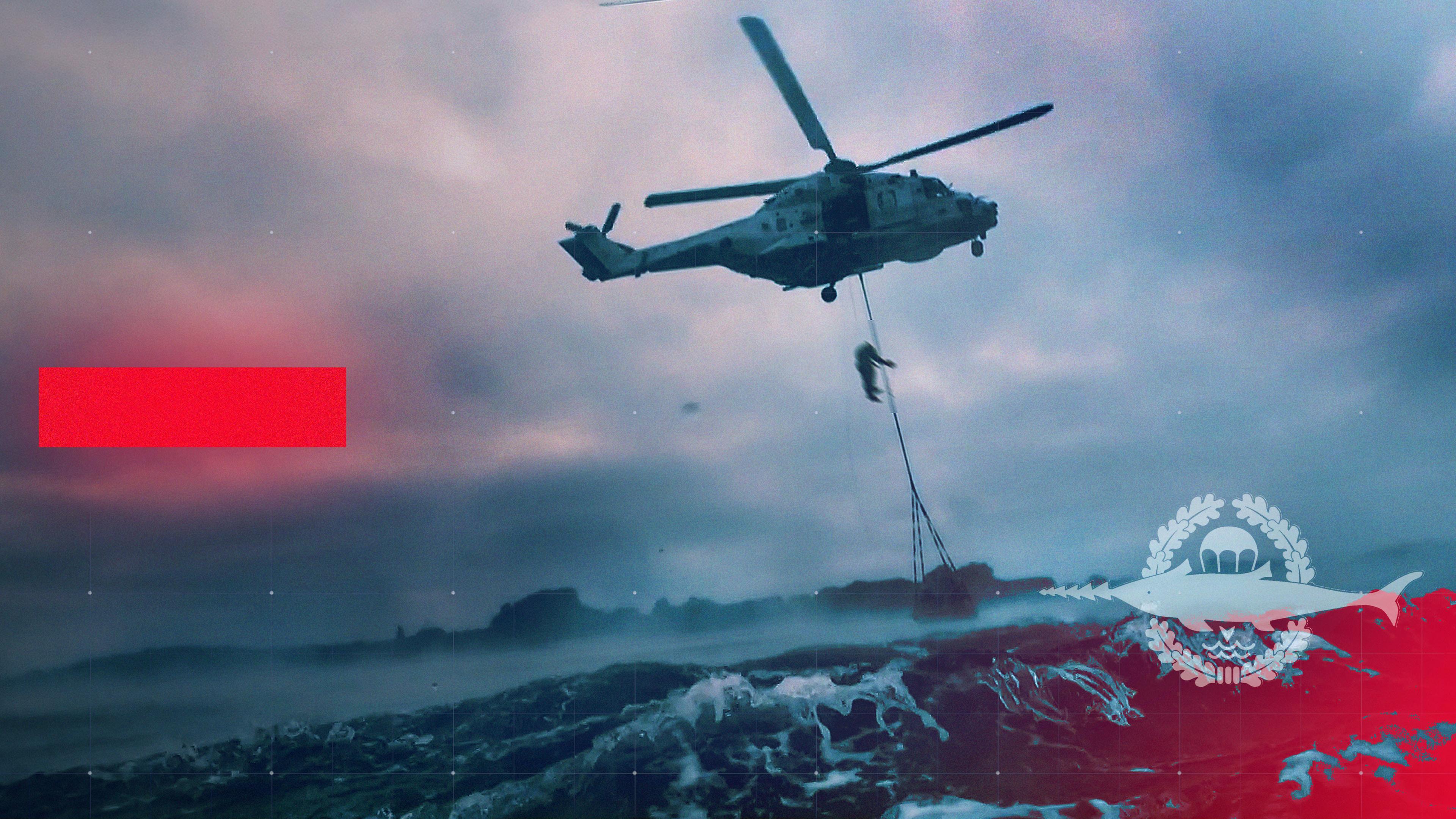 Ein am Seil hängender Kampfschwimmer der Bundeswehr, der dem Kommando Spezialkräfte der Marine (KSM) angehört, wird bei einer Einsatz-Übung in der Ostsee , in einen Bundeswehr-Hubschrauber hochgezogen