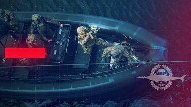 Mehrere Kampfschwimmer der Bundeswehr, die dem Kommando Spezialkräfte der Marine (KSM) angehören, im Einsatz-Boot sitzend, bei einer Übung in der Ostsee