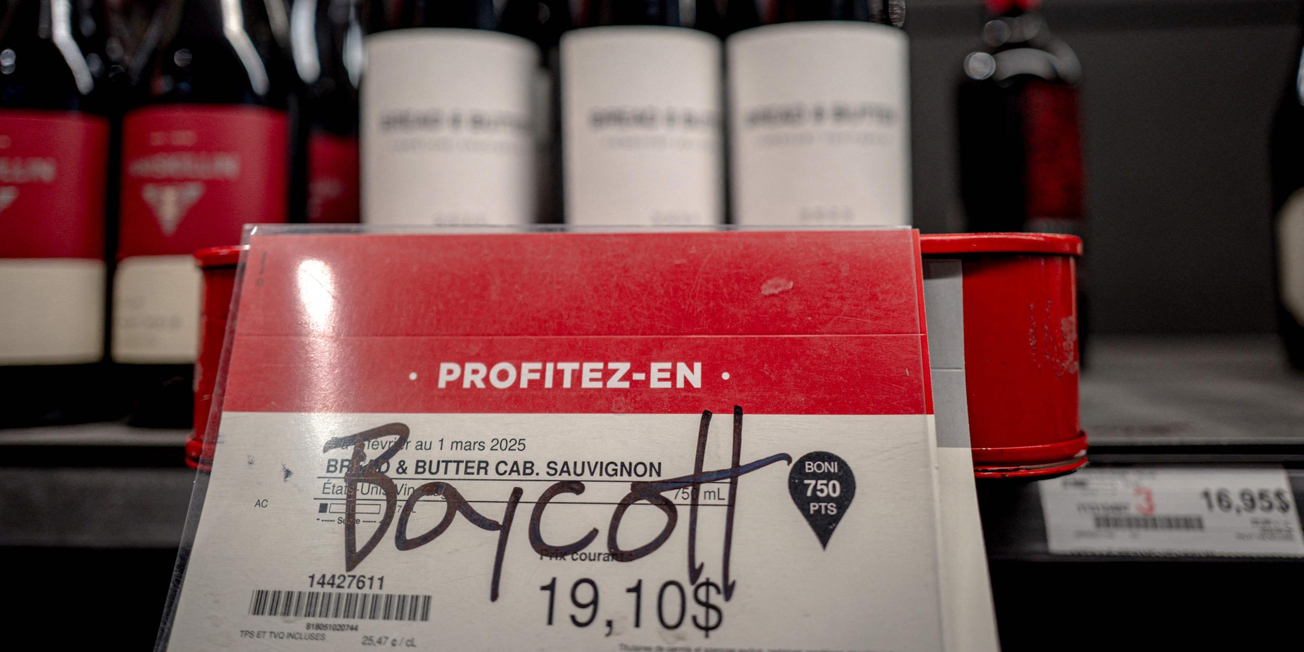 In einem Supermarkt in Montreal liegt vor amerikanischem Wein ein Schild, auf dem "Boycott" handgeschrieben steht.