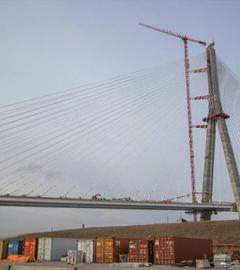 Die Gordie Howe International Bridge bei den Bauarbeiten. Es sind Container zu sehen.