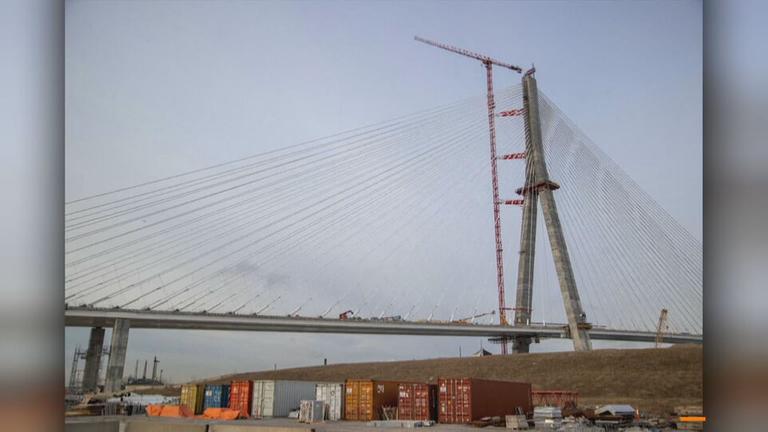 Die Gordie Howe International Bridge bei den Bauarbeiten. Es sind Container zu sehen.