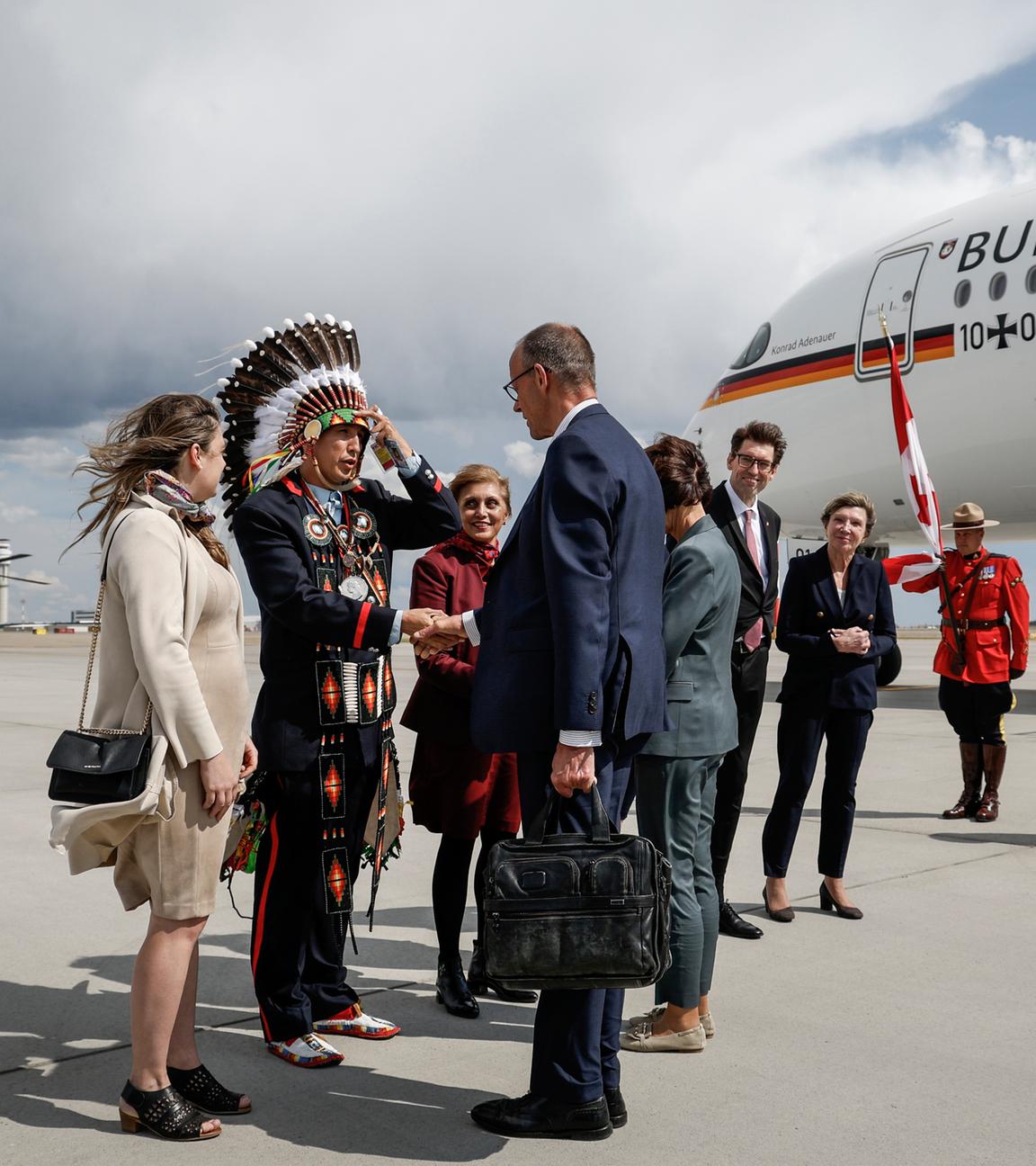 Kanzler Merz wird am Flughafen von Calgary von Steven Crowchild von den Tsuut'ina First Nation begrüßt.