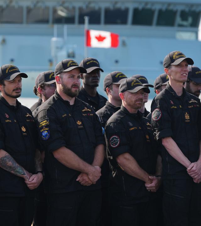 Matrosen hören zu, als der kanadische Premierminister Carney in der HMC-Werft in Halifax verkündet, dass der deutsche Schiffbauer TKMS die neue U-Boot-Flotte der kanadischen Marine bauen wird.