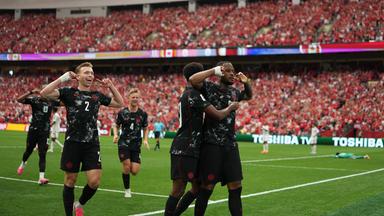 Der kanadische Nationalspieler Cyle Larin jubelt mit seinen Teamkollegen nach seinem Treffer zum 1:0 gegen Katar
