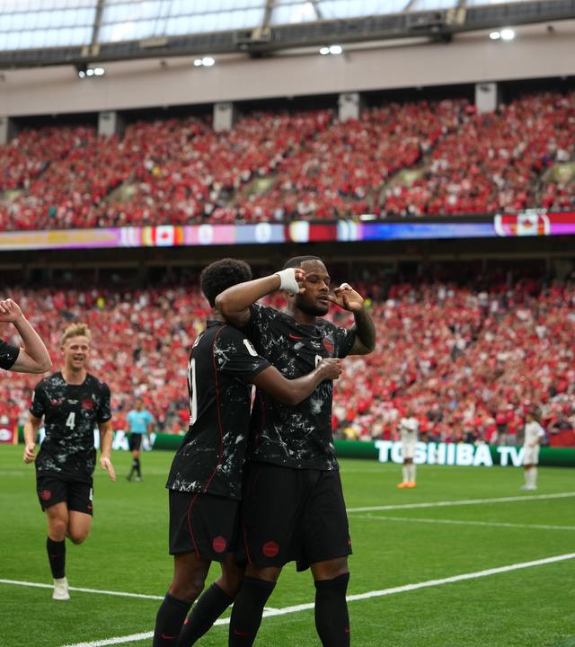 Der kanadische Nationalspieler Cyle Larin jubelt mit seinen Teamkollegen nach seinem Treffer zum 1:0 gegen Katar