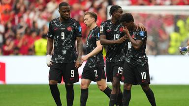 Kanadas Spieler reagieren geschockt auf die Verletzung von Teamkollege Ismael Koné