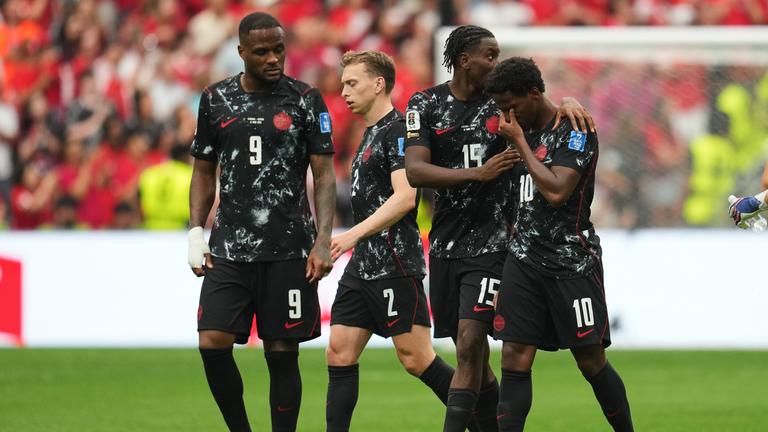 Kanadas Spieler reagieren geschockt auf die Verletzung von Teamkollege Ismael Koné