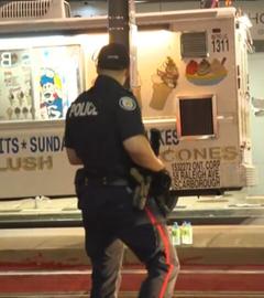 Ein kanadischer Polizist ist zu sehen, wie er ein Gebiet absichert, nachdem dort Menschen getötet wurden.