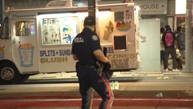 Ein kanadischer Polizist ist zu sehen, wie er ein Gebiet absichert, nachdem dort Menschen getötet wurden.