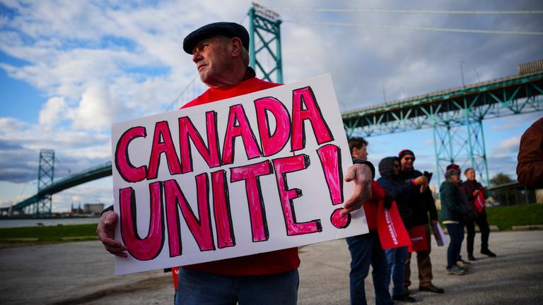 Ein Unterstützer des liberalen Kandidaten Mark Carney hält ein Schild mit der Aufschrift "Canada Unite"