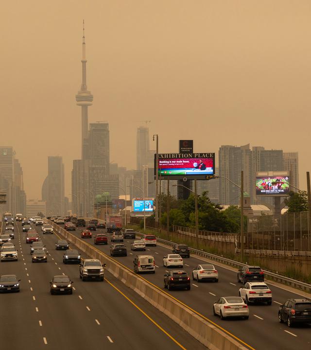Der Rauch der Waldbrände aus dem Nordwesten Ontarios hüllt den Himmel über Toronto ein.