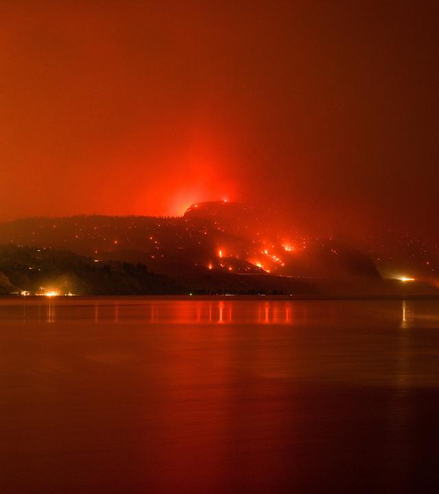 Der Waldbrand Bald Range, der 20.000 Menschen in der Region Süd-Okanagan zur Flucht aus ihren Häusern gezwungen hat, wütet. 