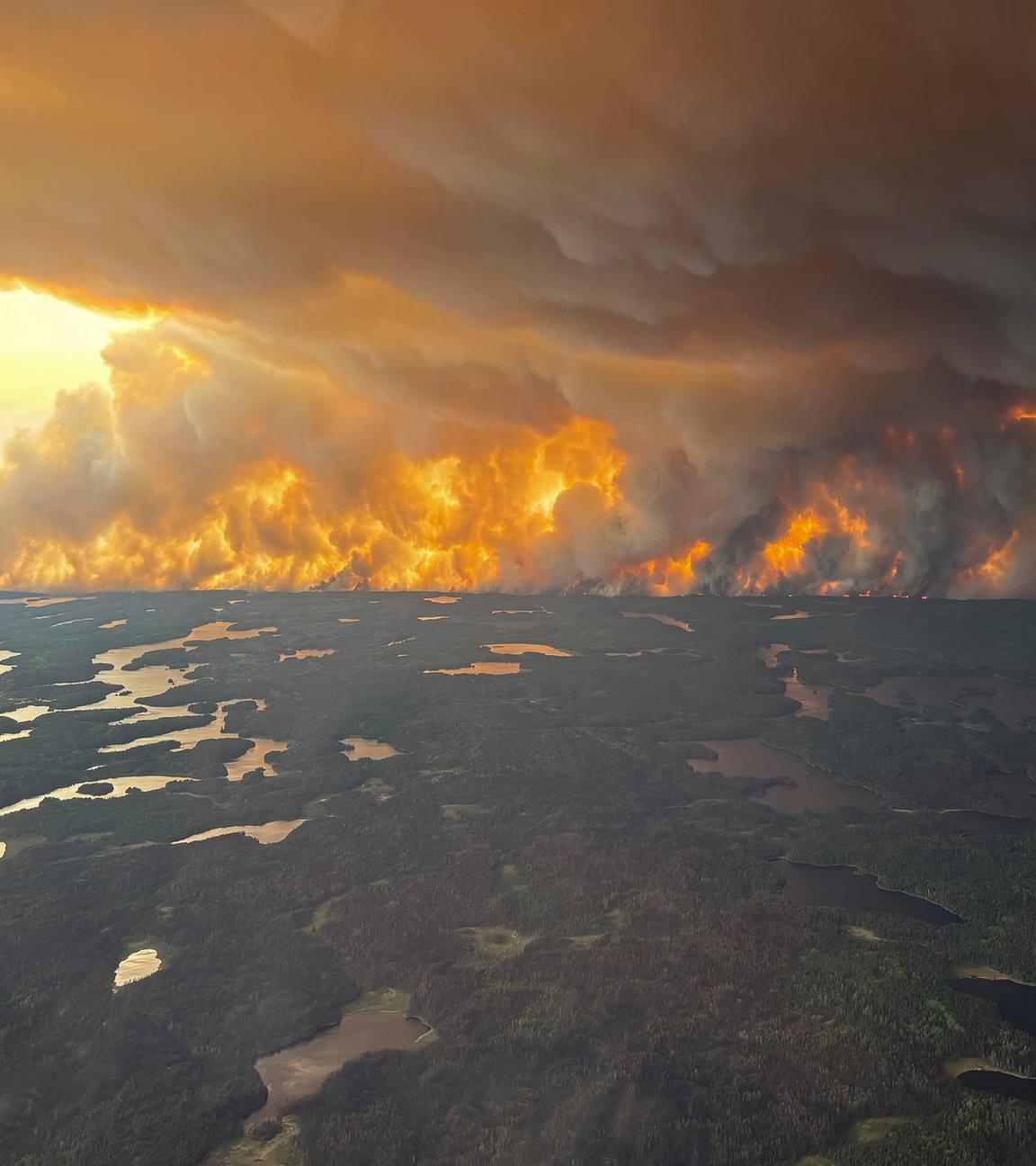Ein von der Regierung von Manitoba zur Verfügung gestelltes Foto zeigt ein großes Waldfeuer in Flin Flon, Manitoba, Kanada.
