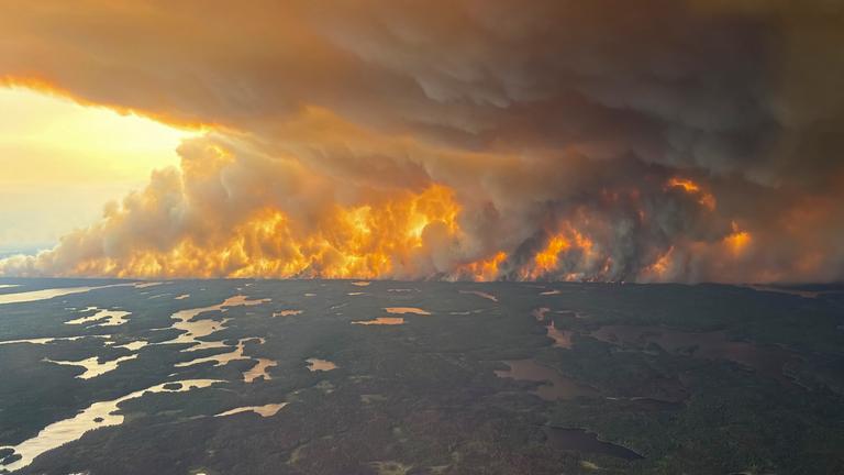 Ein von der Regierung von Manitoba zur Verfügung gestelltes Foto zeigt ein großes Waldfeuer in Flin Flon, Manitoba, Kanada.
