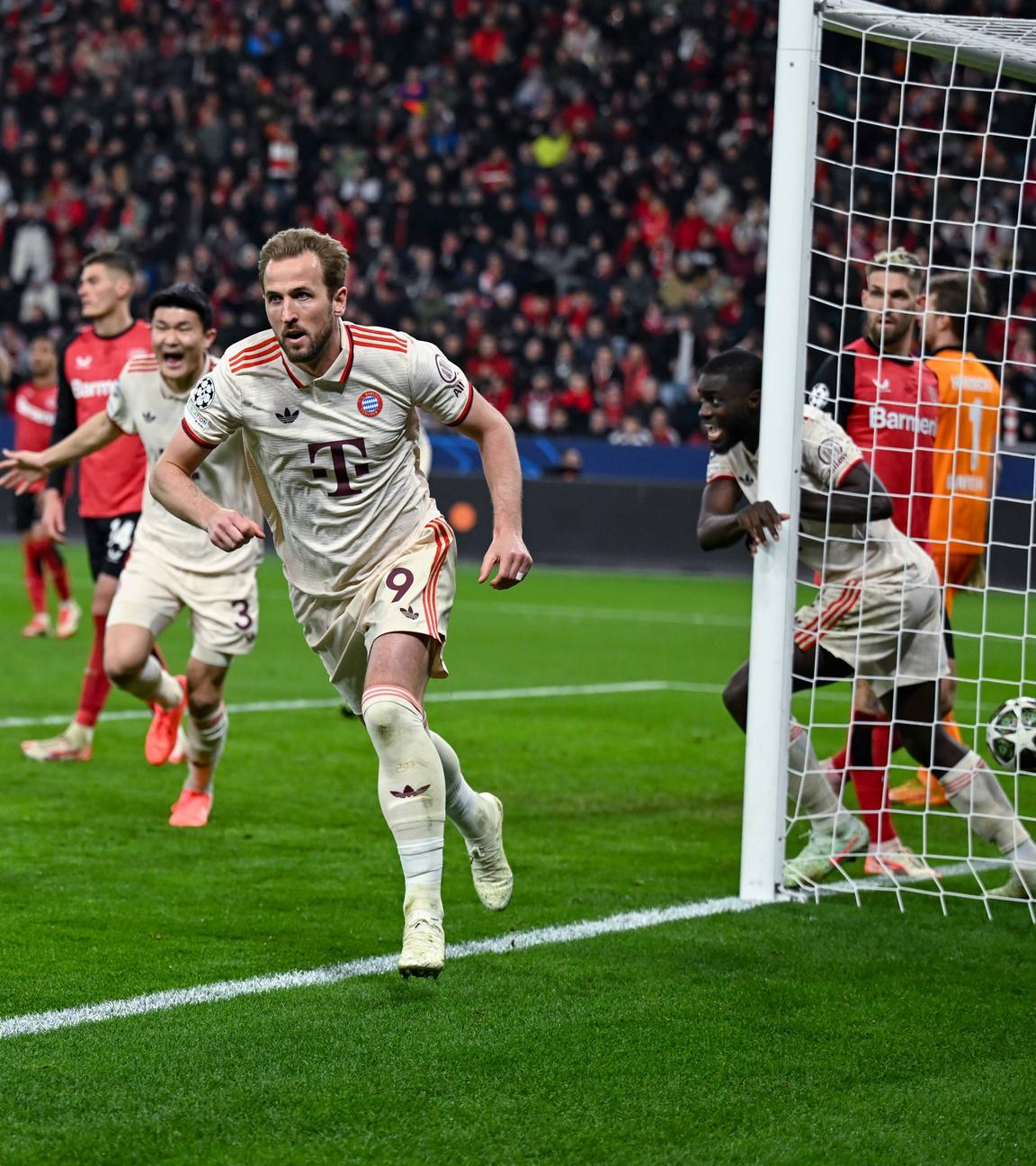 Champions League 2024 2025, Achtelfinale, Bayer 04 Leverkusen - FC Bayern München: Harry Kane (FC Bayern München) freut sich über das Tor zum 0:1,