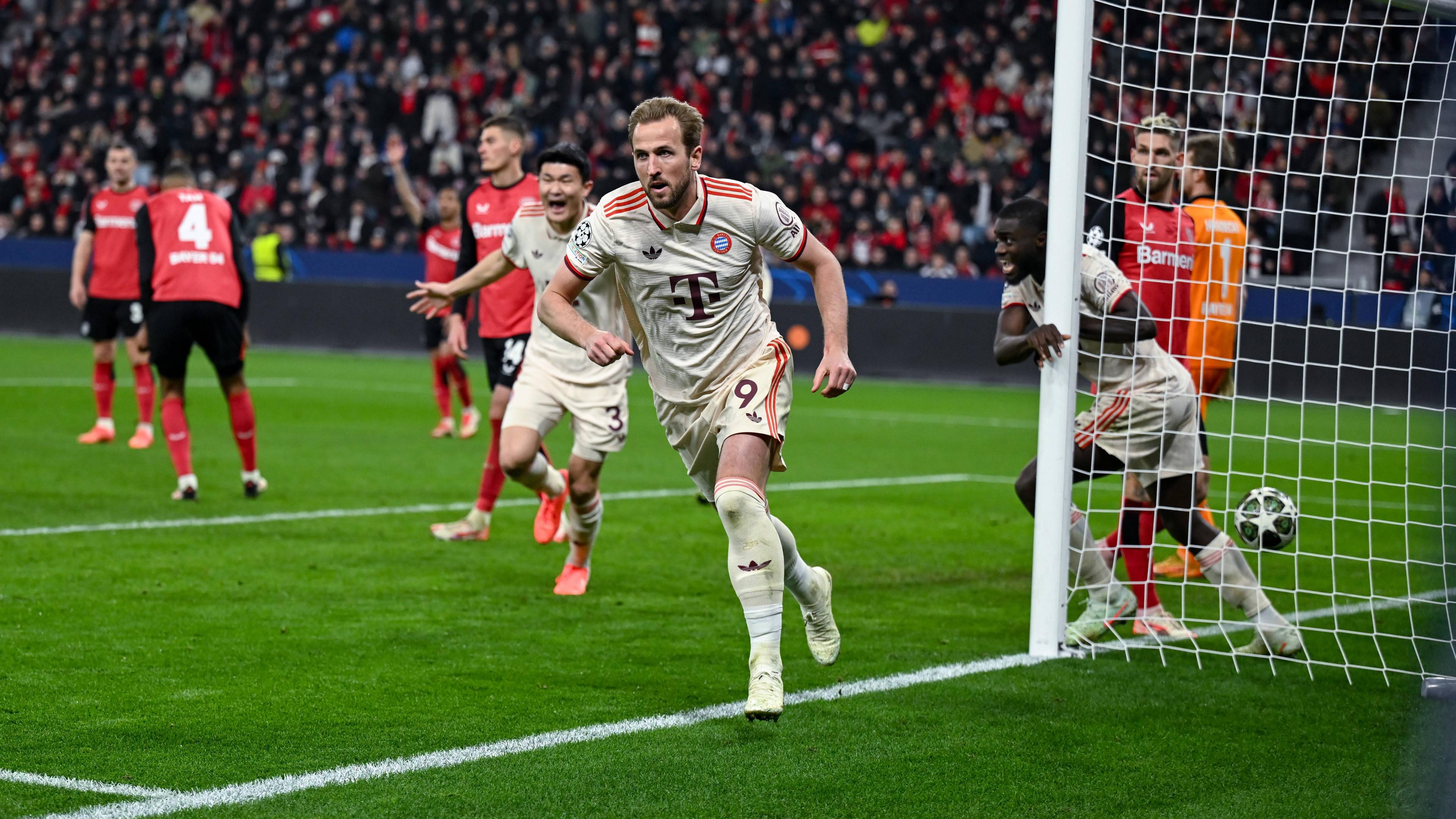 Champions League 2024 2025, Achtelfinale, Bayer 04 Leverkusen - FC Bayern München: Harry Kane (FC Bayern München) freut sich über das Tor zum 0:1,