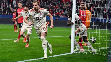 Champions League 2024 2025, Achtelfinale, Bayer 04 Leverkusen - FC Bayern München: Harry Kane (FC Bayern München) freut sich über das Tor zum 0:1,